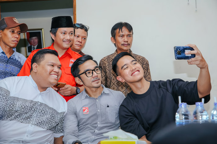 Tampak berselfie, Kaesang Pangarep bersama Ketua DPP PSI Dedek Prayudi dkk.