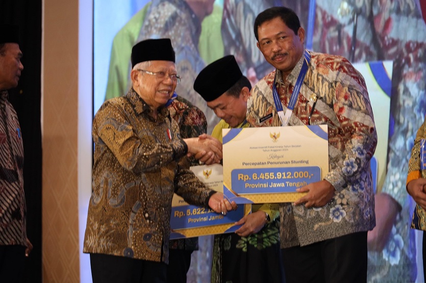 Pj Gubernur Jateng Nana Sudjana pada acara Penghargaan Percepatan Penurunan Stunting dari Wakil Presiden, Ma