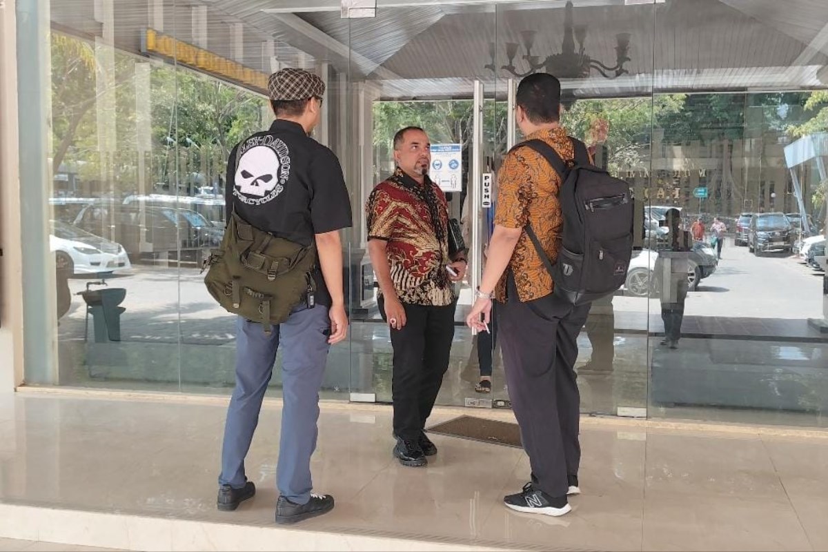 Misyal Achmad, pengacara orangtua Aulia Risma Lestari melakukan pedampingan saat keluar dari Kantor Ditreskrimum Polda Jateng, Kamis (5/9/2024). (M Hariyanto/Jawa Pos Radar Semarang)