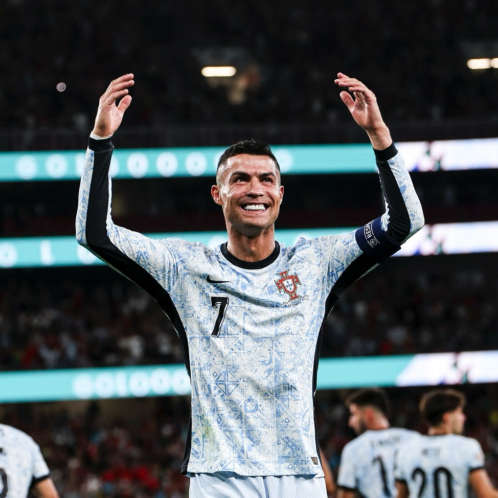 Ronaldo rayakan gol ke 900