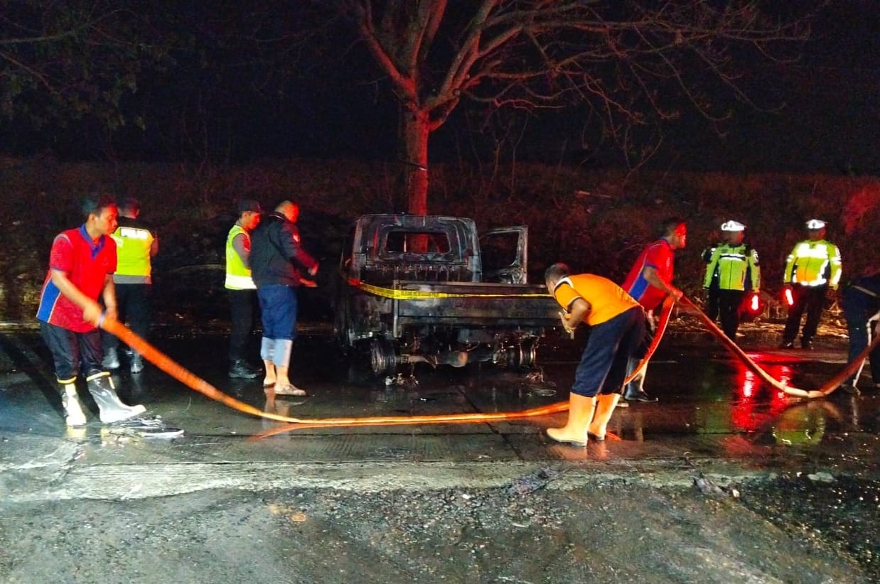Mobil pikap semalam hangus terbakar di jalan raya Grogol Karangtengah Demak.(Wahib Pribadi)