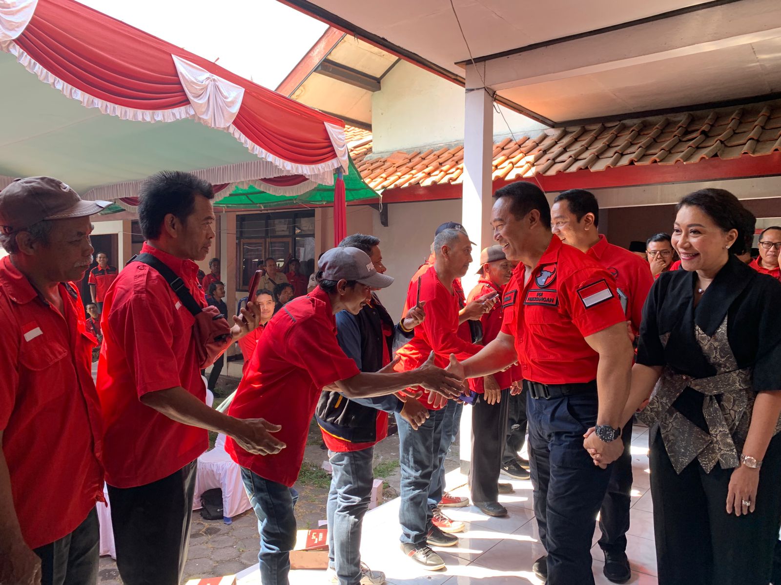 Paslon cagub-cawagub Jateng Andika-Hendi di kantor DPC PDI Perjuangan Kendal, Jumat (6/9). DEVI KHOFIFATUR RIZQI/ JAWA POS RADAR SEMARANG