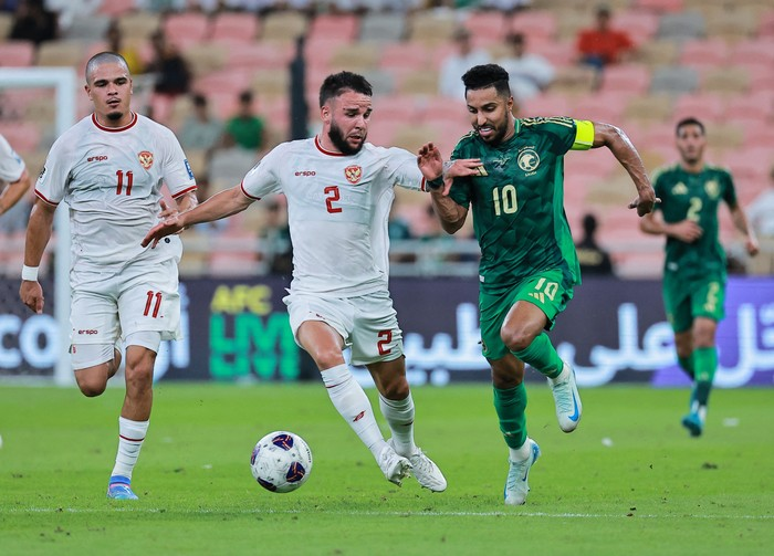 Calvin Verdonk dalam laga Indonesia melawan Arab Saudi di Stadion King Abdullah Sports City.