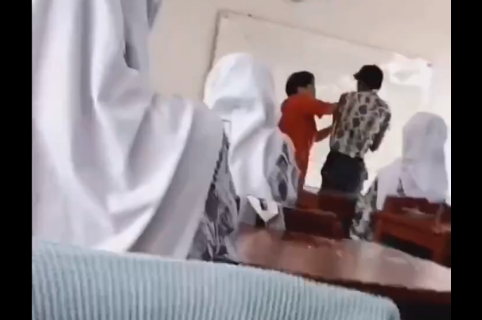 Tangkapan layar Guru matematika di Cianjur tertangkap kamera menganiaya siswa.