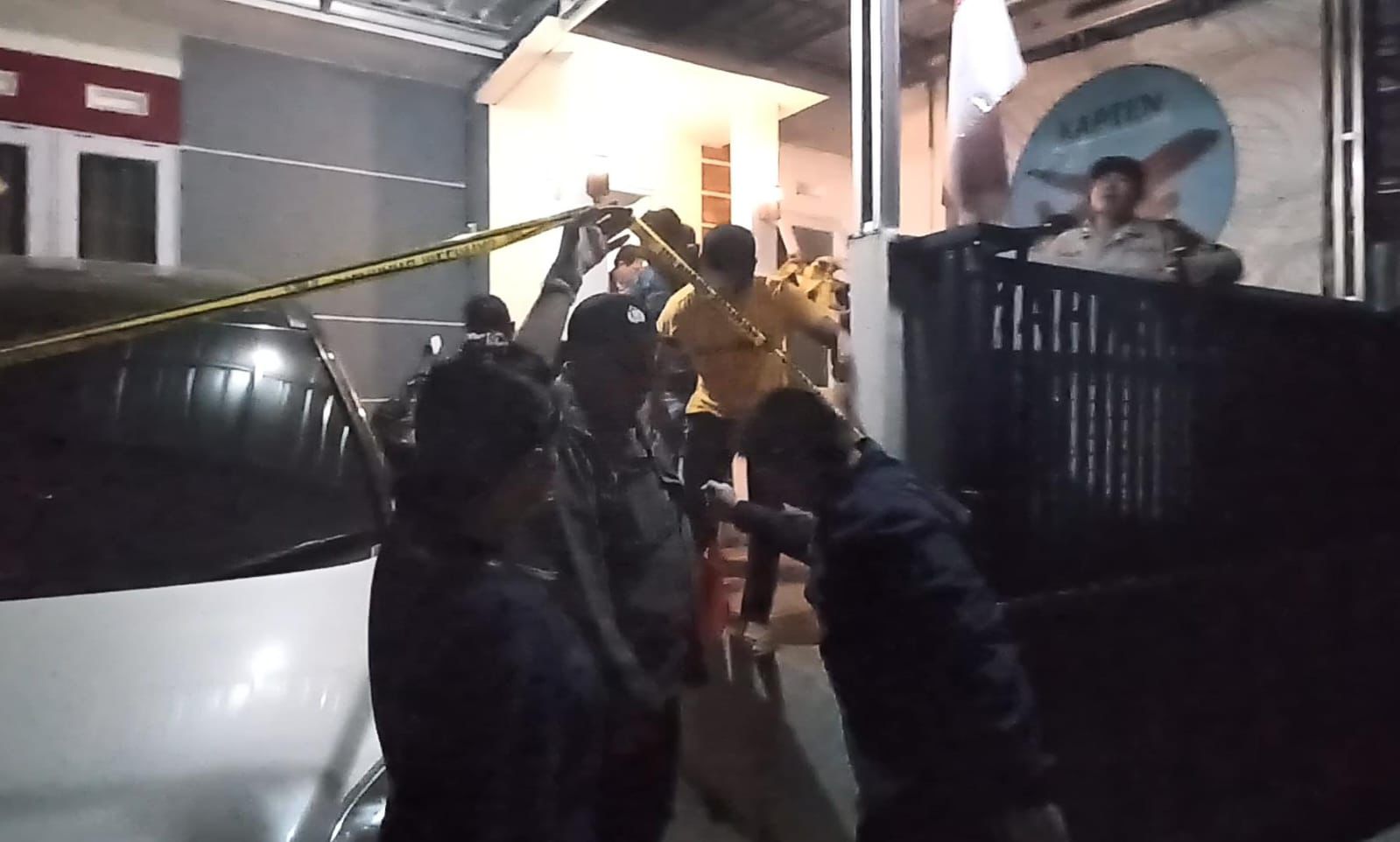 Polisi dan petugas tampak mengevakuasi jenasah guru les bahasa mandarin yang tewas bunuh diri di Perumahan Delta Asri 7 Magelung Kaliwungu Selatan, Jumat malam (6/9).