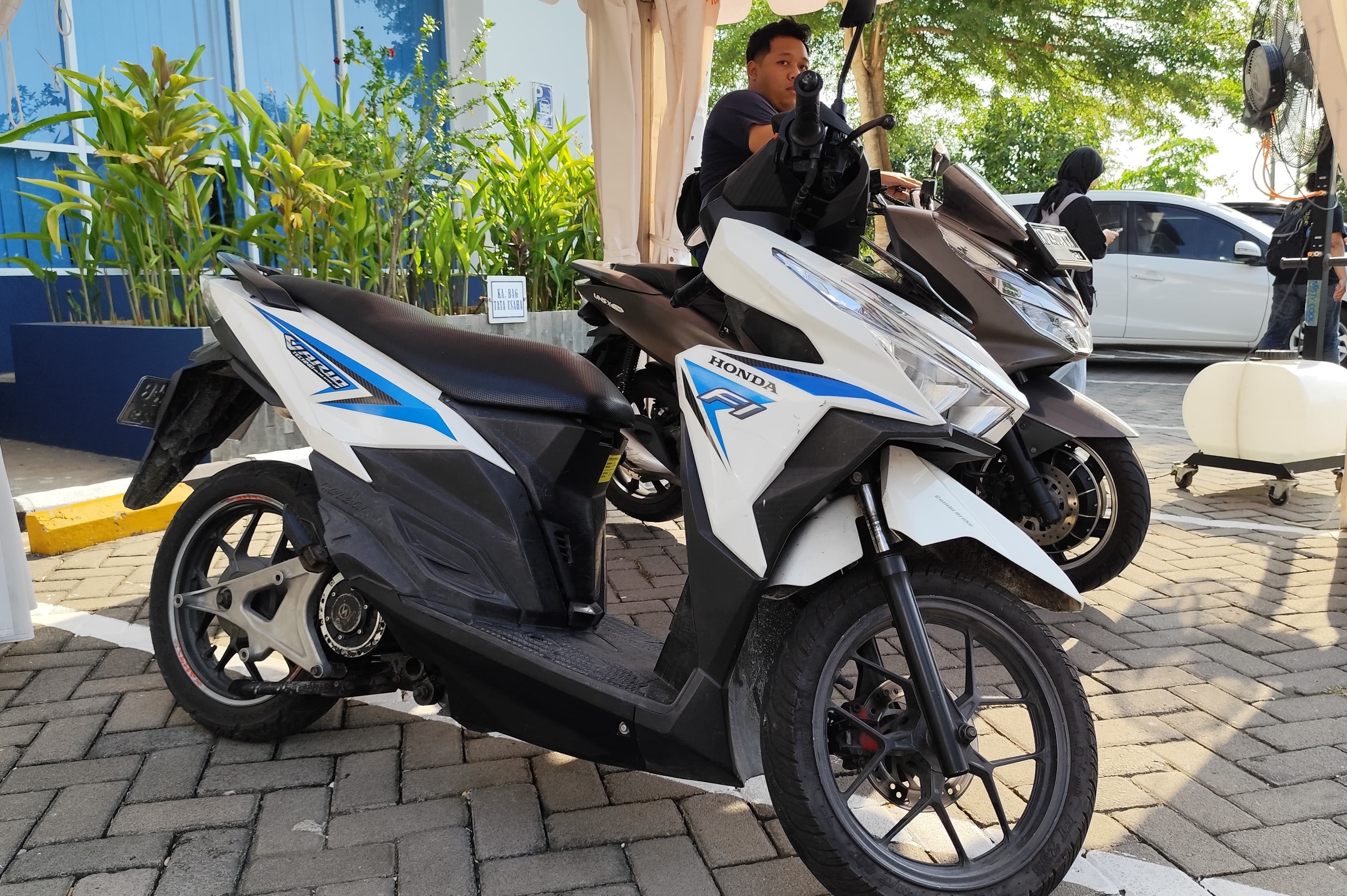 Motor yang sudah dikonversi dari penggunaan BBM menjadi bahan listrik, yang salah satunya tidak menggunakan knalpot.