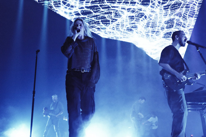 Vokalis baru Emily Armstrong, dan Mike Shinoda saat membawakan lagu terbaru Linkin Park The Emptiness Machine di sebuah konser mini, Los Angeles, Amerika (5/9).