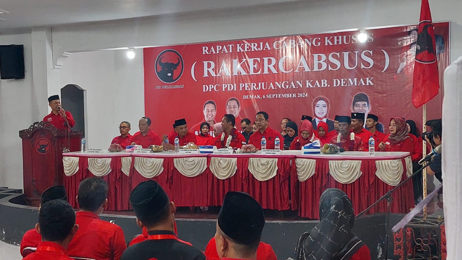 Ketua DPC PDIP Demak H Fahrudin Bisri Slamet membuka Rakercabsus yang dihadiri Cagub Cawagub Andika Perkasa-Hendrar Prihadi dan Cabup Cawabup dr Eistianah Gus Bad di Kantor DPC PDIP Demak.