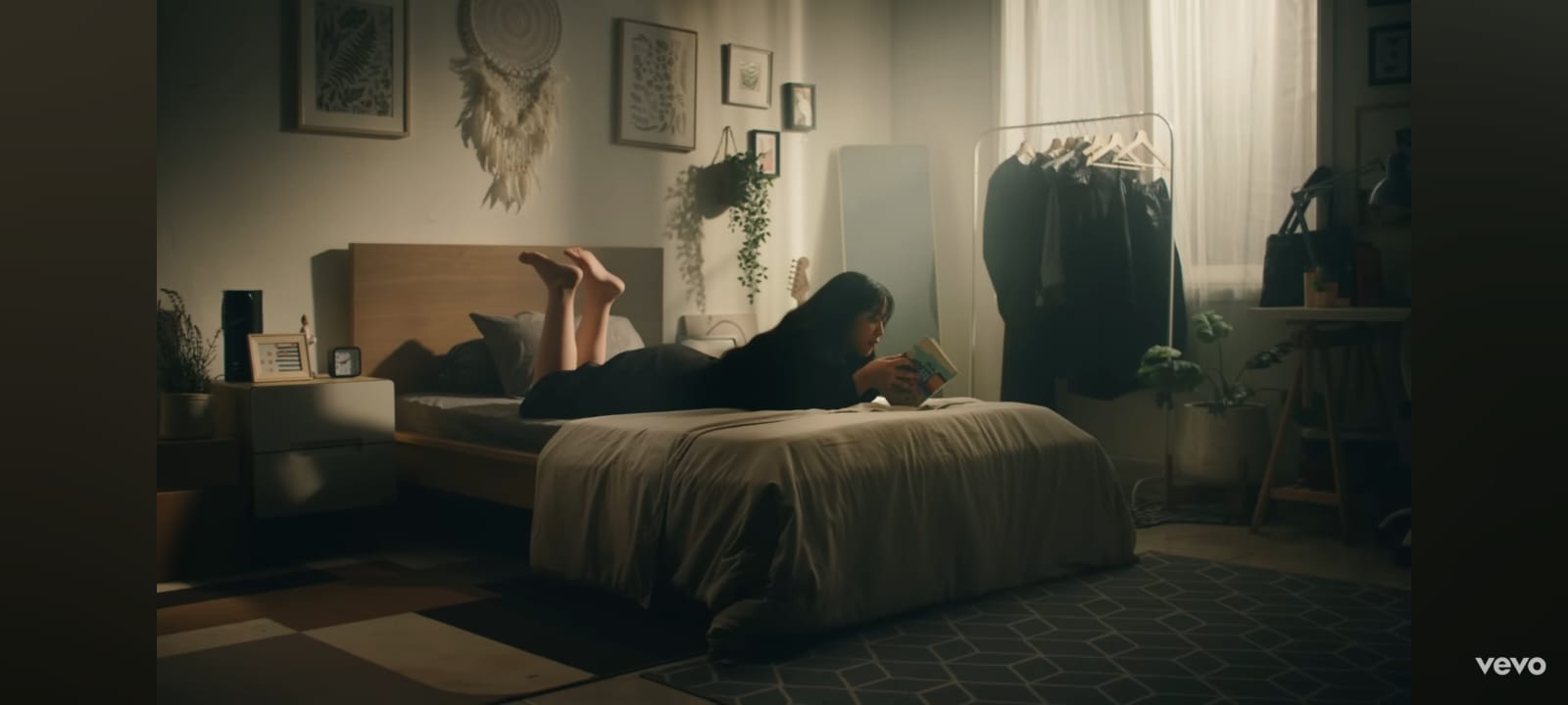 Salah satu cuplikan video musik lagu Untungnya Hidup Harus Tetap Berjalan