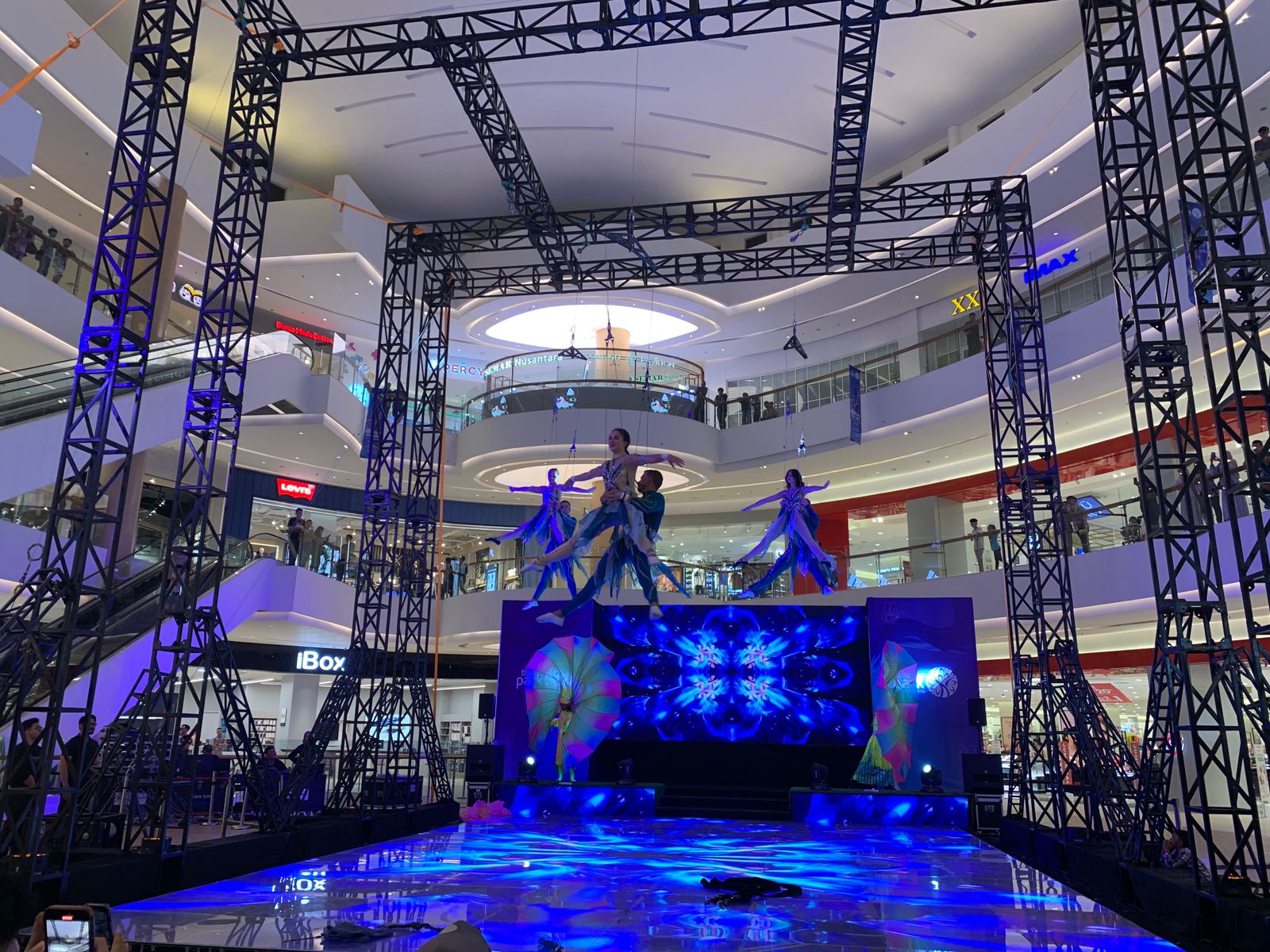 Pertunjukan Sirkus Akrobat Udara Internasional dari Rusia &lsquo;Cirque De Lune&rsquo; di Lower Ground The Park Semarang