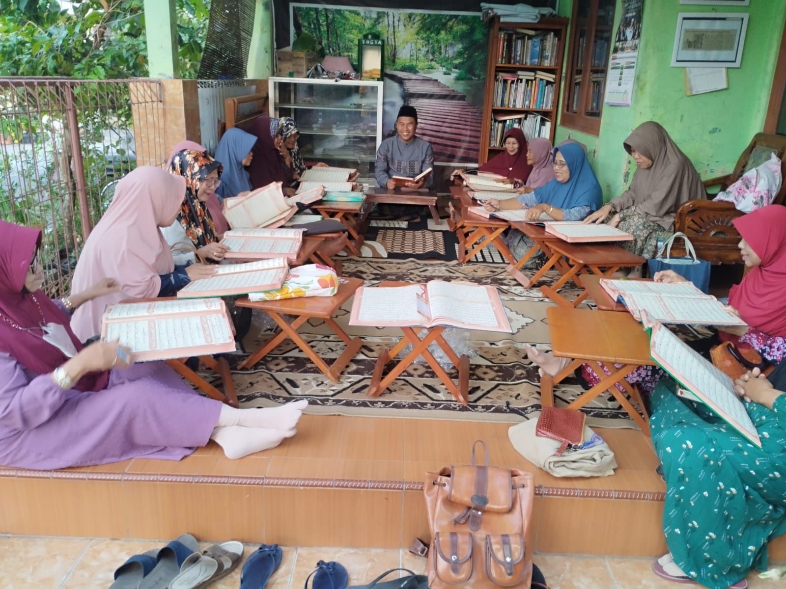 Ibu-ibu yang rutin belajar membaca Al-Qur
