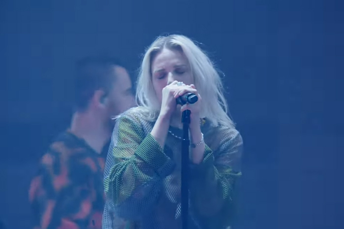 Emily Armstrong, vokalis anyar Linkin Park saat membawakan single terbaru &ldquo;The Emptiness Machine
