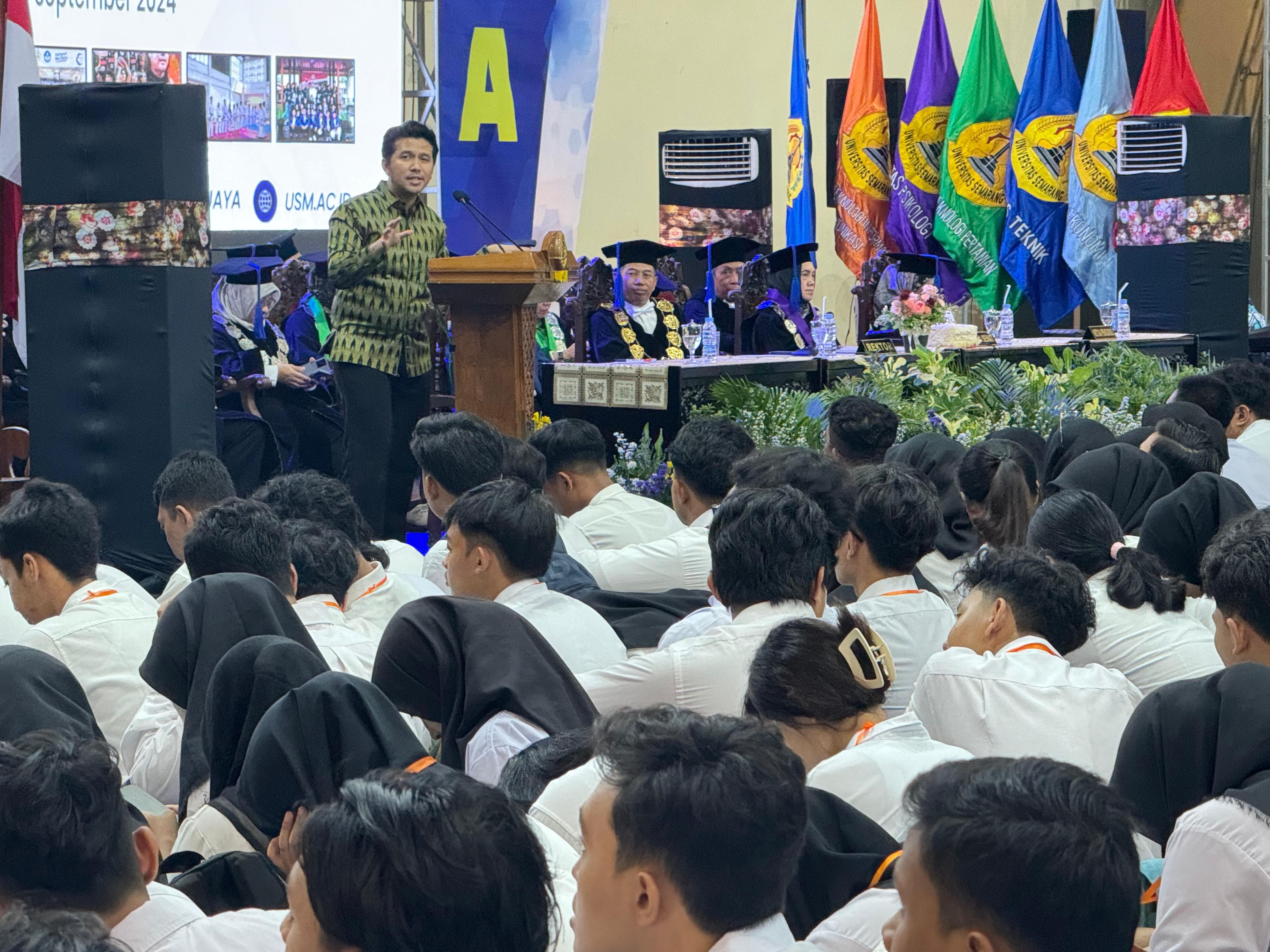 BERI SEMANGAT MAHASISWA : Mantan Bupati Trenggalek, Emil Dardak ketika memberikan pandangannya di depan Mahasiswa Universitas Negeri Semarang (USM), Minggu (8/9)