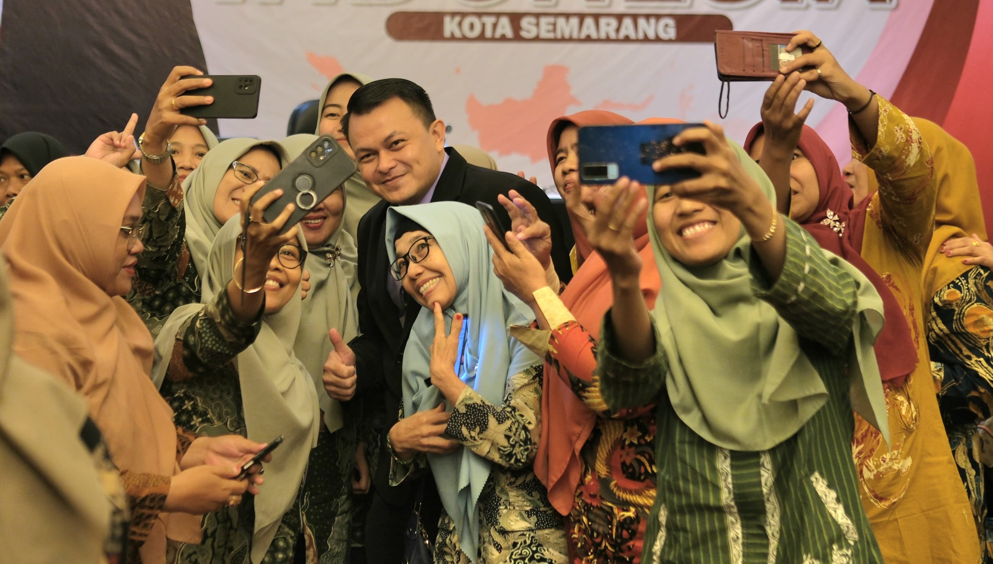 Master Setiawan dari LKP Matematika Indonesia diajak foto bersama peserta setelah Seminar Nasional Matematika di Quest Hotel Simpang Lima Semarang.
