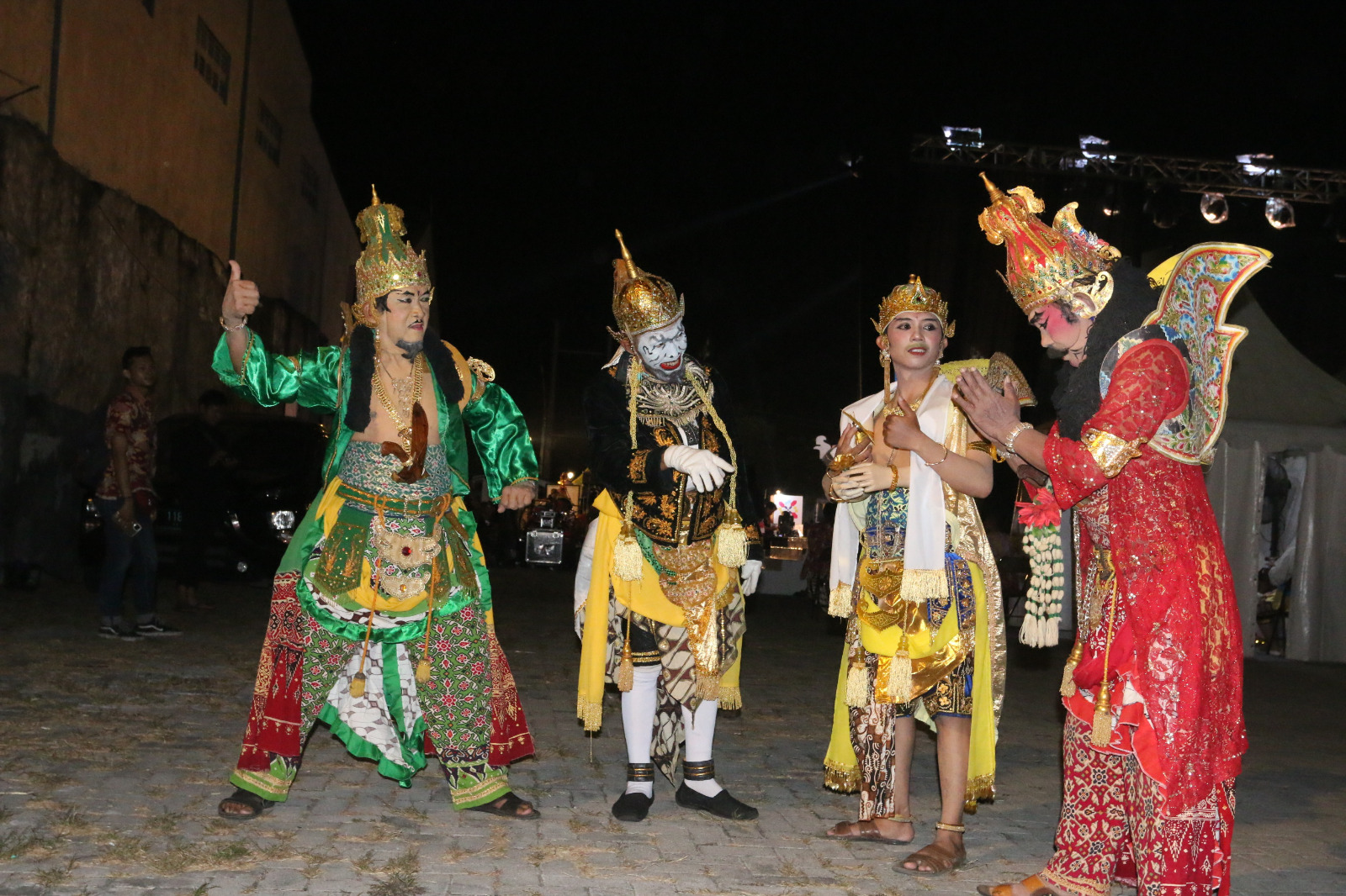 Pertunjukan Wayang On The Street (WOTS) Pandhawa 7 meramaikan festival kota lama. NUR CHAMIM/JAWA POS RADAR SEMARANG