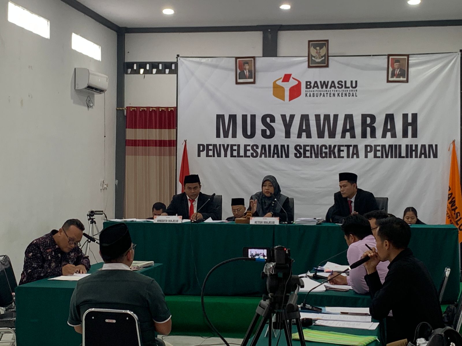 Proses persidangan terbuka dengan agenda pembuktian terkait kasus sengketa pendaftaran Dico-Ali di kantor Bawaslu Kendal, Minggu (8/9). DEVI KHOFIFATUR RIZQI/ JAWA POS RADAR SEMARANG