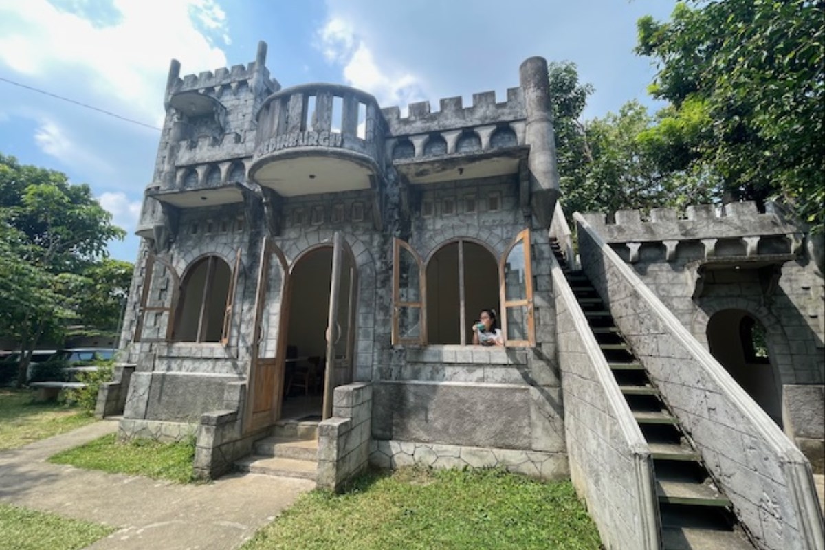 Suasana ngopi sore di Lodji Londo Coffee Bergas yang begitu asyik dengan konsep kastil yang eksotik. Maria Novena/Jawa Pos Radar Semarang