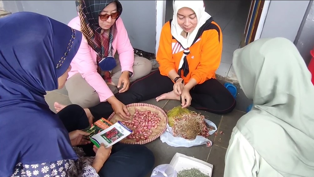 SIAPKAN BIBIT : Warga RW 01 Kelurahan Pesantren menyiapkan bibit bawang merah untuk ditanam di lahan yang tersedia.