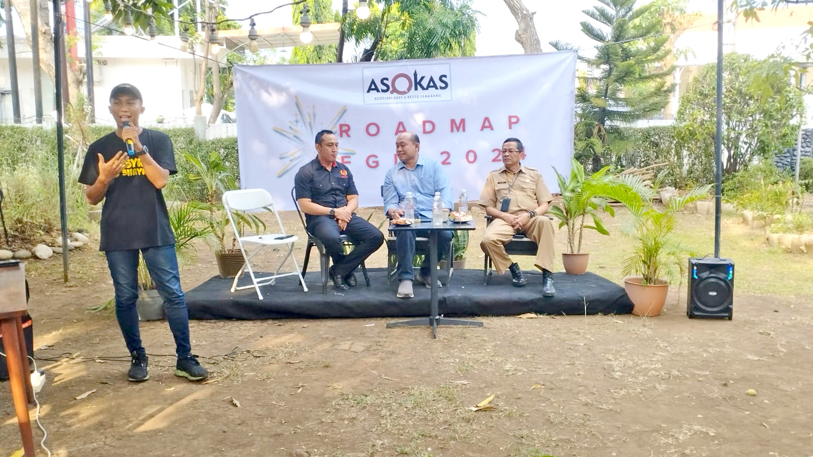 Owner Pisyang Shayang Bernadus Martin berbagi kisah dalam diskusi yang digelar Asosiasi Kafe dan Resto Semarang (Asokas) Senin (9/9/2024). (Pratono/Jawa Pos Radar Semarang)