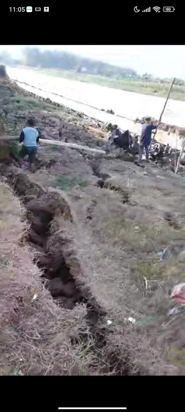 Retakan tanah cukup lebar dan besar di samping Kali Sampang