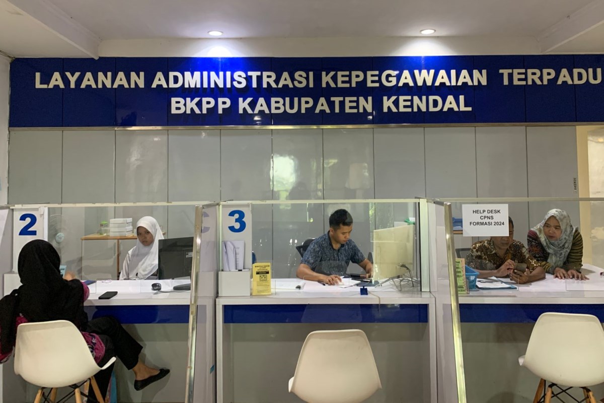 Ilustrasi pelamar CPNS saat melakukan konsultasi pada layanan help desk di kantor BKPP Kabupaten Kendal. DEVI KHOFIFATUR RIZQI/ JAWA POS RADAR SEMARANG