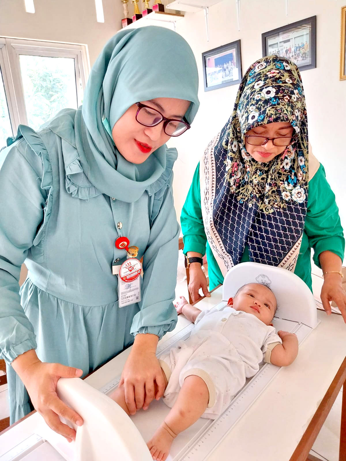 TIMBANG BALITA : Kegiatan posyandu di RW 07 Kelurahan Kedungmundu, Kecamatan Tembalang.