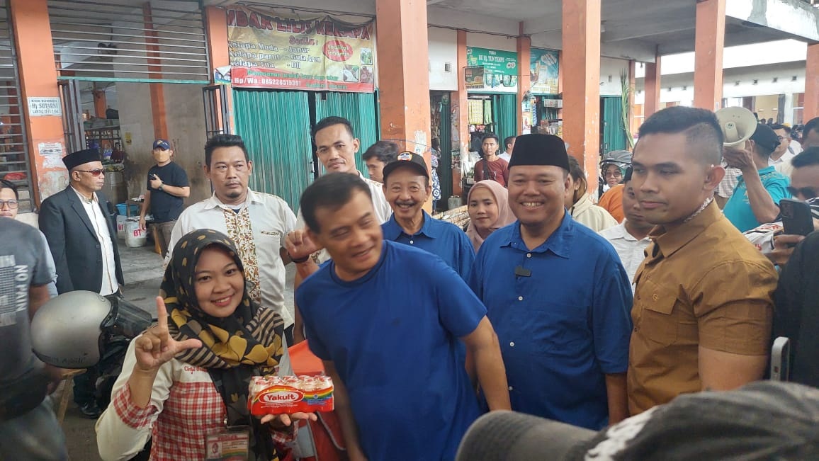 Pedagang Pasar Bintoro menyambut kedatangan Cagub Ahmad Lutfi dan Cabup Edi Sayudi. (Wahibpribadi)
