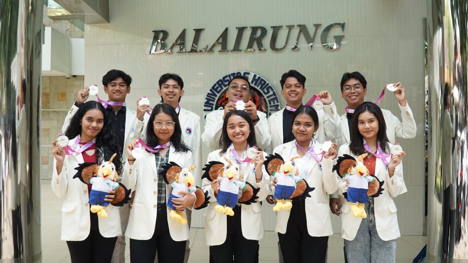 Vocal Group UKSW, Lentera Kasih berhasil mengharumkan nama kampus Indonesia Mini dengan meraih prestasi gemilang pada ajang Pekan Seni Mahasiswa Nasional (PEKSIMINAS) XVII 2024 yang digelar oleh UNJ.