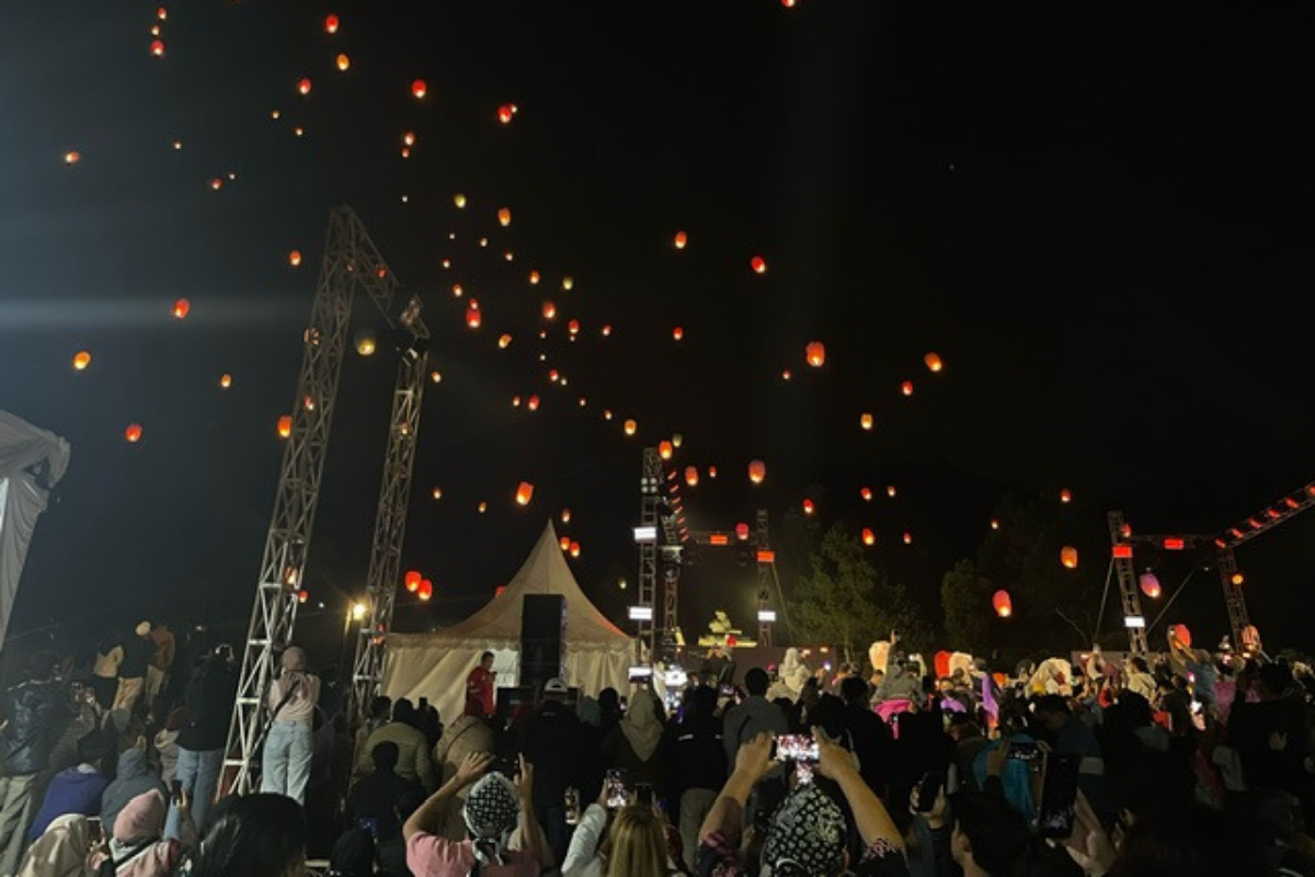 Pengunjung Candi Gedong Songo saat melepaskan lampion di area candi satu Gedong Songo, Bandungan. Maria Novena/Jawa Pos Radar Semarang