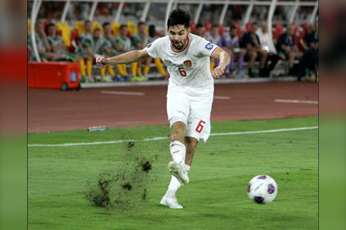 Tampak kondisi rumput GBK yang miris saat Sandy Wals mendendang bola di laga Indonesia vs Australia Kualifikasi Piala Dunia 2026 putaran ketiga.