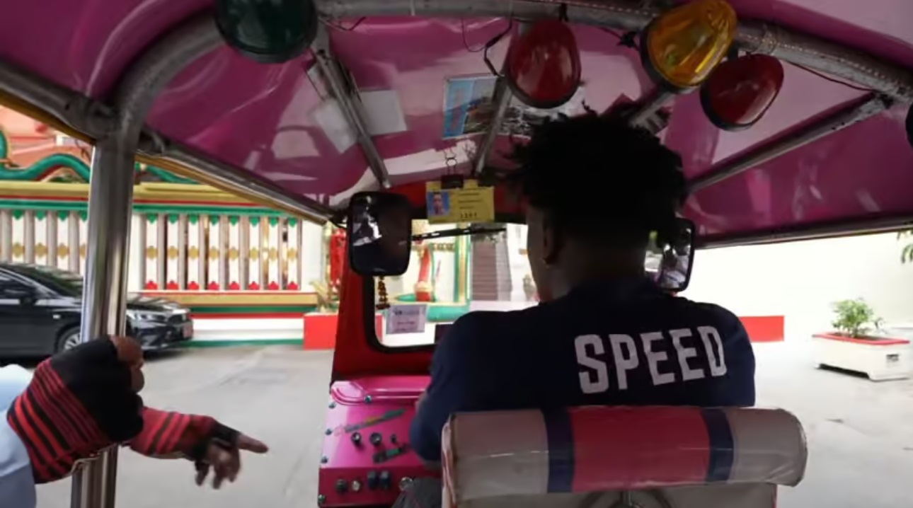 IShowSpeed saat mengemudi Tuk Tuk