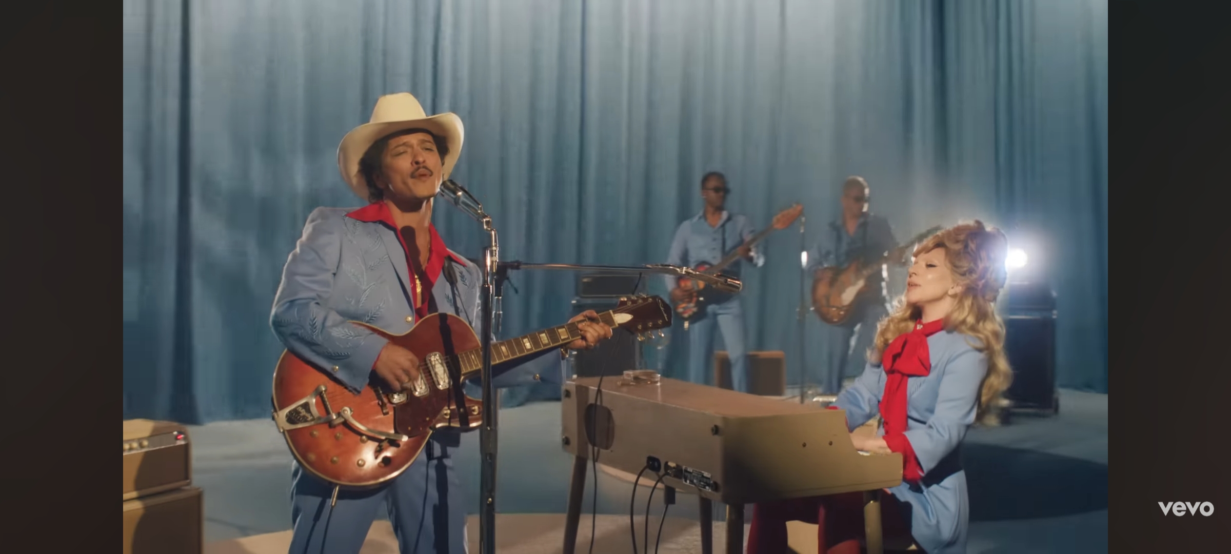 Tampilan Bruno Mars dan Lady Gaga di Lagu Die With A Smile