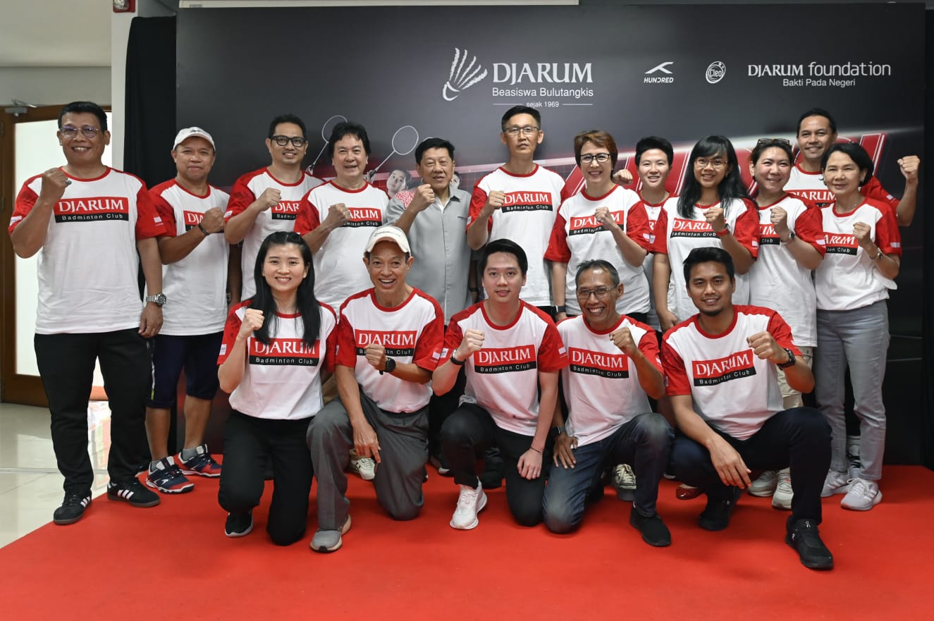 Ketua PB Djarum, Yoppy Rosimin, berpose bersama sederet legenda bulutangkis Indonesia seperti Kevin Sanjaya Sukamuljo, Liliyana Natsir, hingga Tontowi Ahmad
