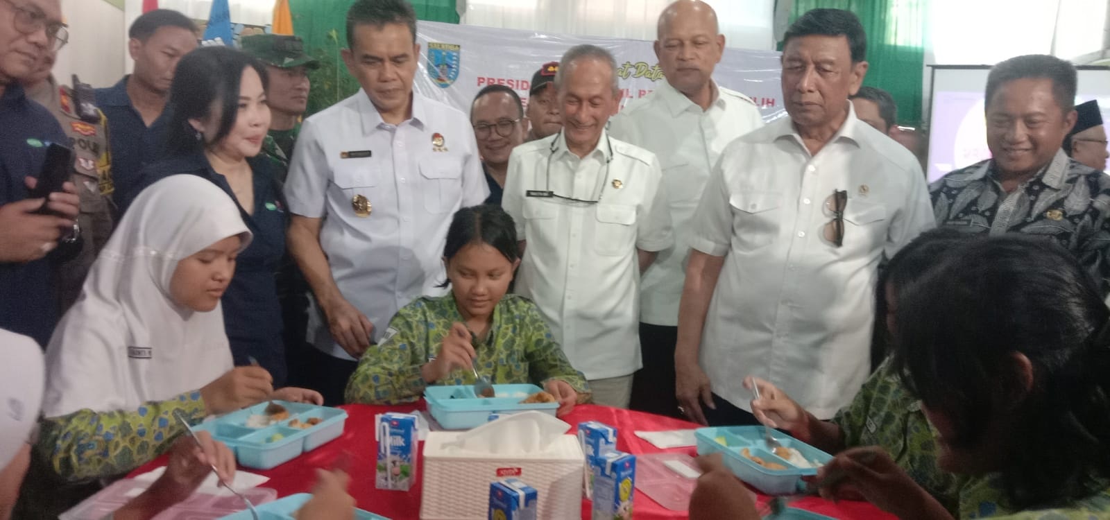 Ketua Dewan Pertimbangan Presiden Republik Indonesia (Wantimpres) Wiranto membuka uji coba program MBG di Salatiga, Kamis (12/9).