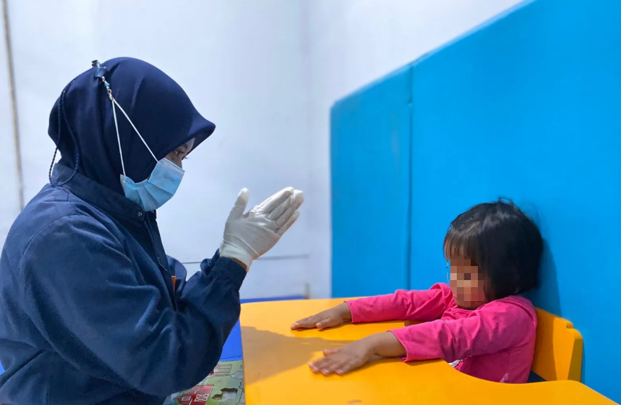 Terapi wicara pada anak berkebutuhan khusus.