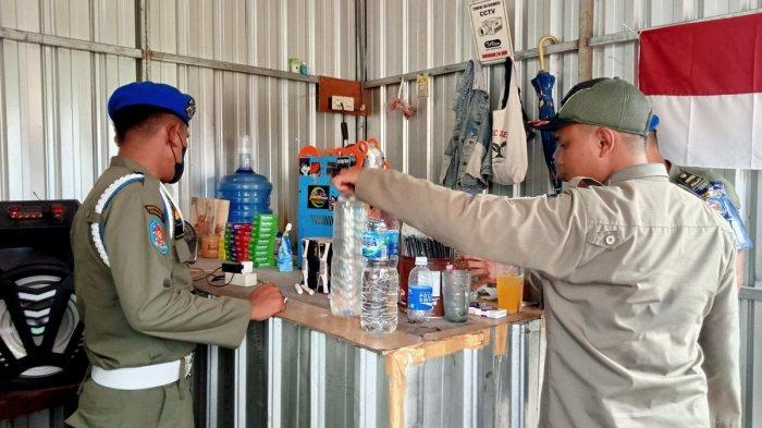 Satpol PP Kabupaten Demak melakukan razia es moni di beberapa outlet.