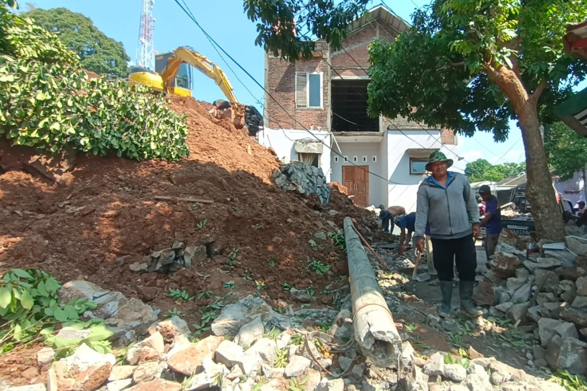 Para petugas sedang membersihkan material longsor yang menimpa Villa Payung Indah RT 6 RW 5 Kelurahan Pudakpayung Blok A, Kamis (12/9).&nbsp;FIGUR RONGGO WASSALIM/JAWA POS RADAR SEMARANG
