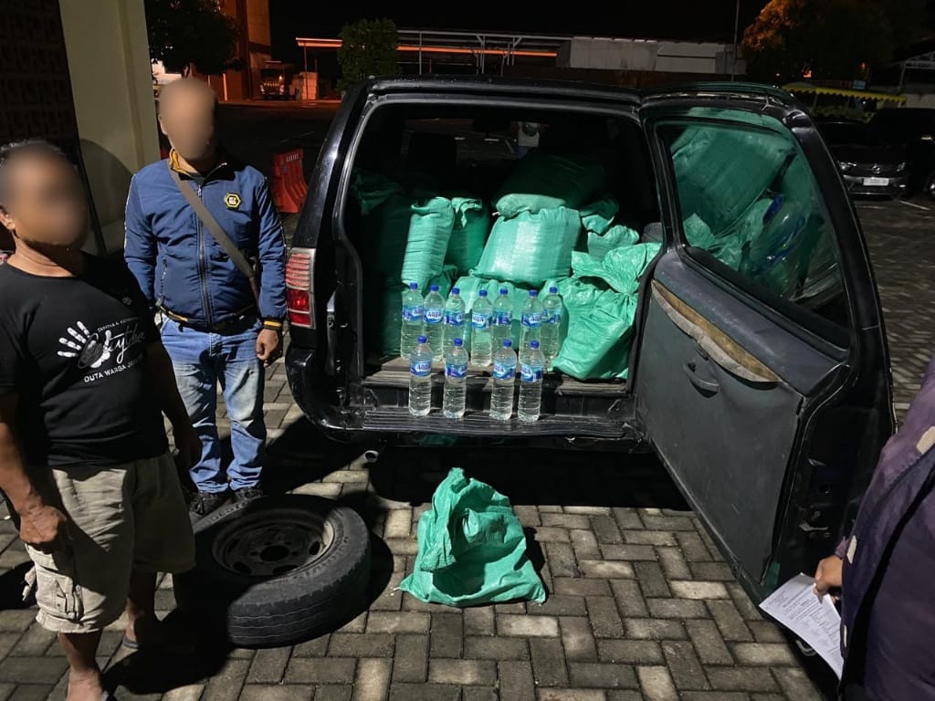 Ratusan botol arak disita petugas Polres Demak. (Wahibpribadi)