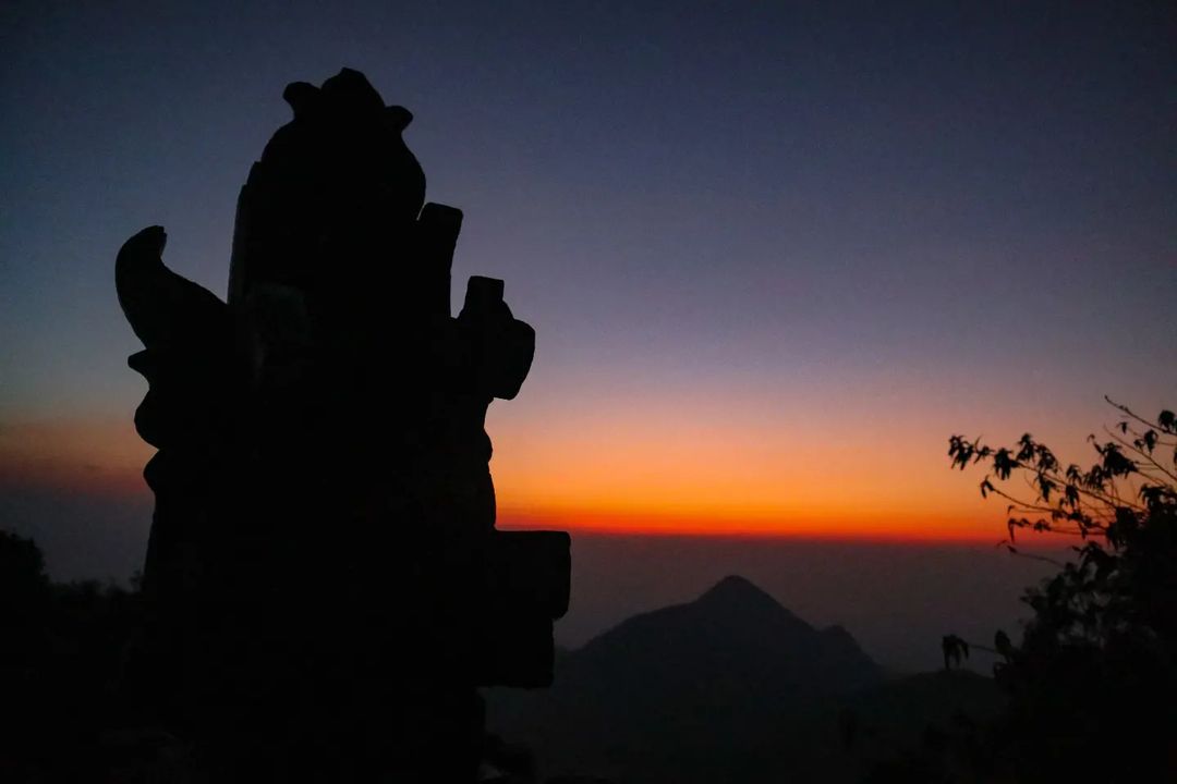 Puncak Songolikur Gunung Muria saat matahari terbit