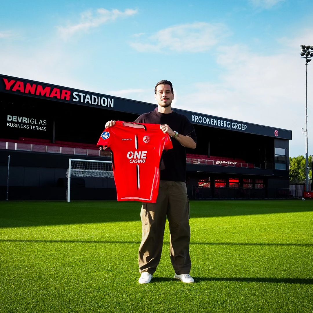 Thom Haye Diperkenalkan Almere City