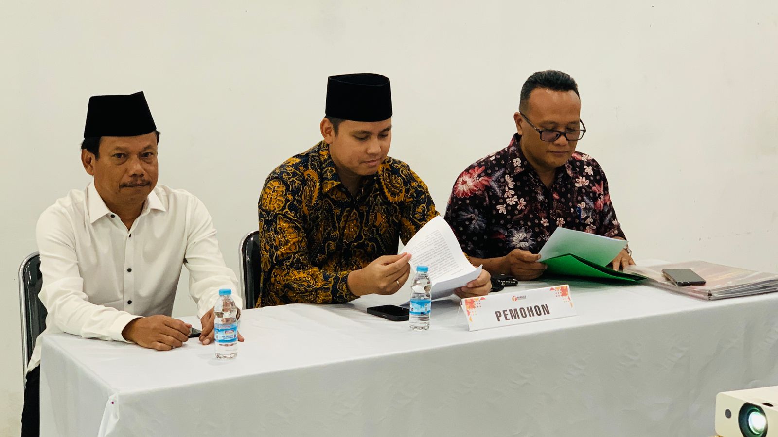 Dico saat mengajukan gugatan sengketa di Bawaslu Kendal. (Budi Setiyawan/Jawa Pos Radar Semarang)