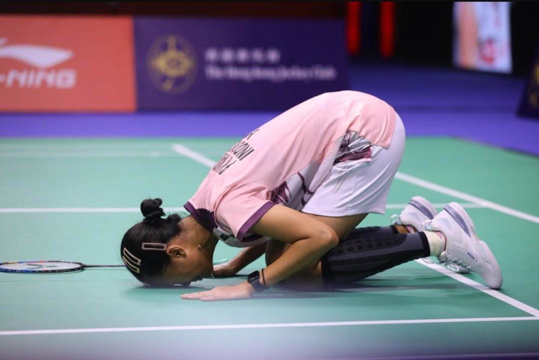 Putri Kusuma Wardani sujud syukur usai kalahkan Tomoka Miyazaki di partai semifinal tunggal putri di Li-Ning Hongkong Open 2024