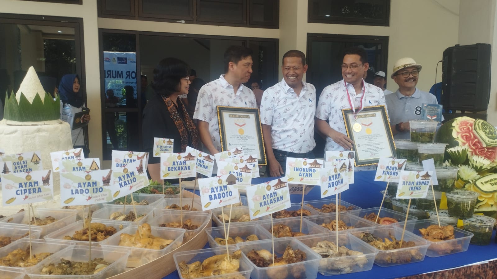 Berbagai macam menu ayam khas nusantara mengantarkan Fakultas Peternakand an Pertanian Undip mendapatkan rekor dari Muri saat Dies Natalis ke-60 FPP Undip Sabtu (14/9/2024). (Pratono/Jawa Pos)