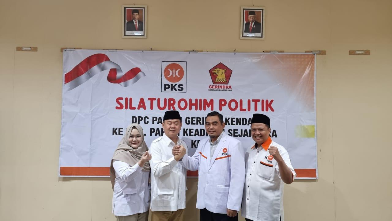 Ketua DPD PKS Kendal (kanan) bersalaman dengan ketua DPC Partai Gerindra Kendal Mifta Reza NP.