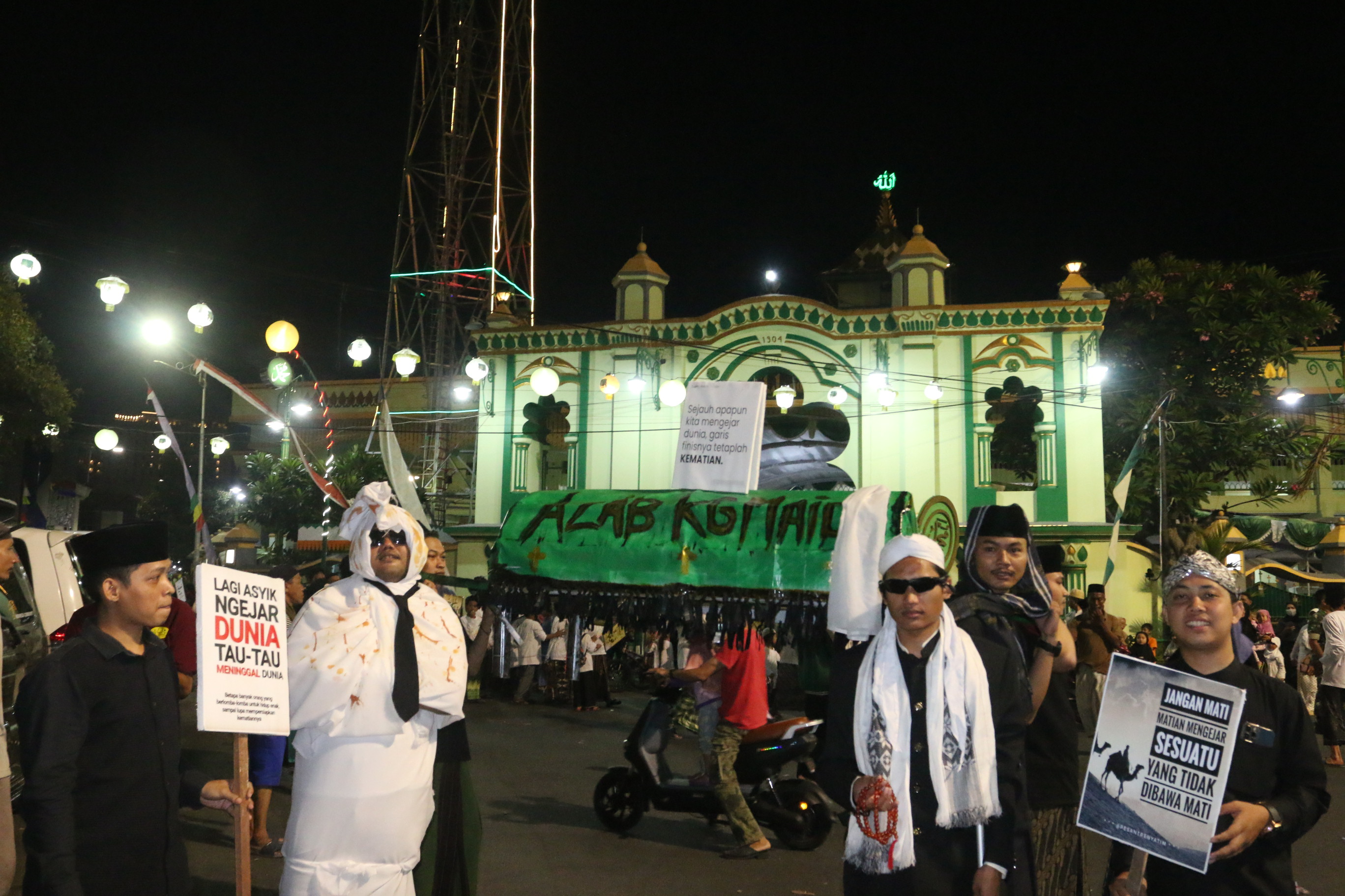 Penampilan pawai peringatan Maulid Nabi Muhammad 1446 Hijriah di Masjid Agung Semarang, Senin (16/9/2024). NUR CHAMIM/JAWA POS RADAR SEMARANG