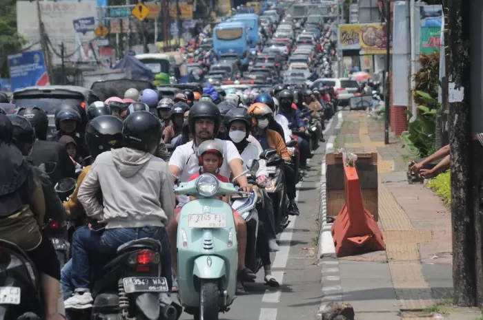 Berbagai jenis kendaraan memadati ruas jalan Puncak, Cisarua, Kabupaten Bogor, Jawa Barat. Sabtu (14/92024). (Foto : Hendi/ Radar Bogor)