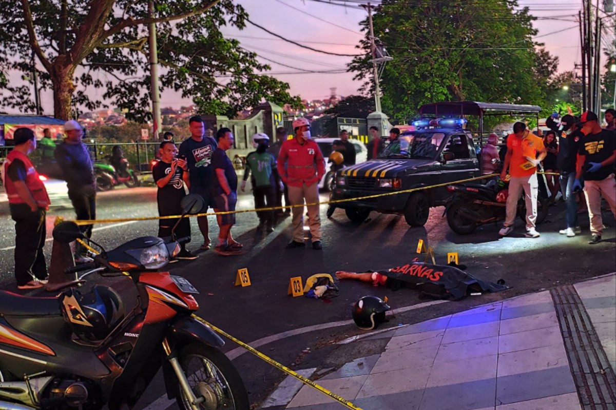 Anggota Inafis Polrestabes Semarang melakukan olah TKP di lokasi kejadian, Selasa (17/9/2024). (M Hariyanto/Jawa Pos Radar Semarang)