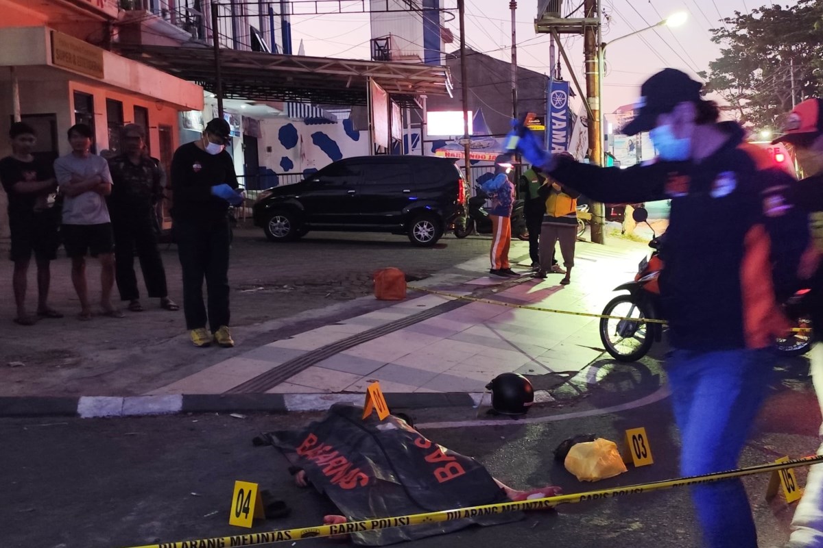 Anggota Inafis Polrestabes Semarang melakukan olah TKP di lokasi kejadian, Selasa (17/9/2024). (M Hariyanto/Jawa Pos Radar Semarang)