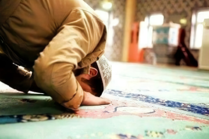 Ilustrasi pelaksanaan Sholat Hajat.