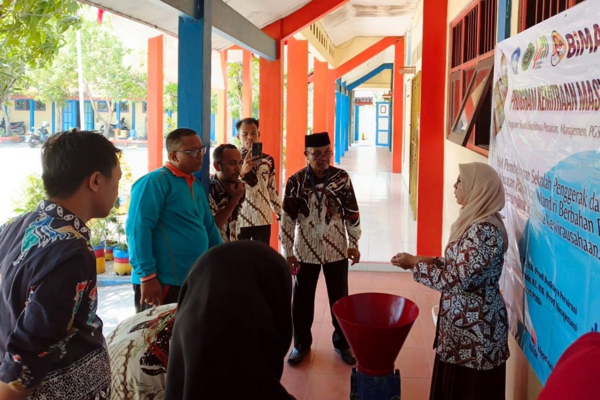 Pembelajaran membuat bahan pakan ikan dari bahan-bahan sekitarnya di SDN Sarirejo 01.